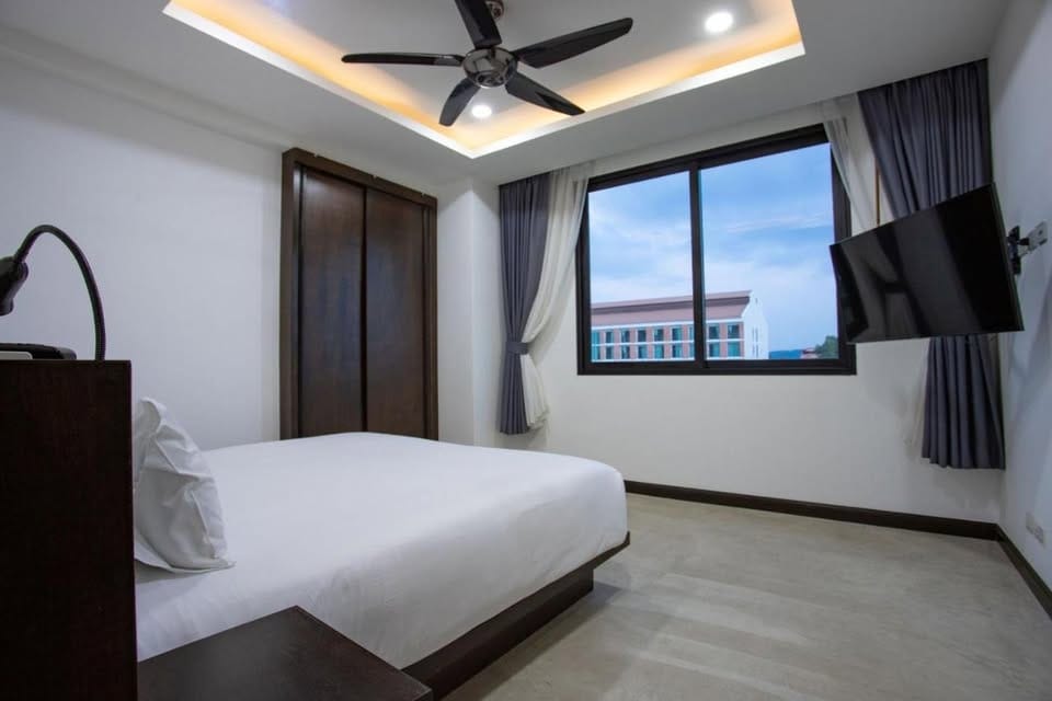 Seaview 3-Bedroom Apartment with Rooftop Pool — Chalong 5