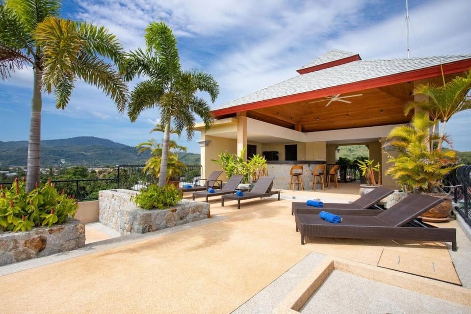 Seaview 3-Bedroom Apartment with Rooftop Pool — Chalong 7