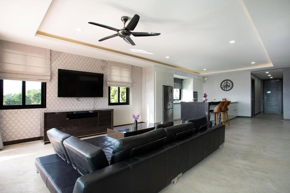 Seaview 3-Bedroom Apartment with Rooftop Pool — Chalong 8
