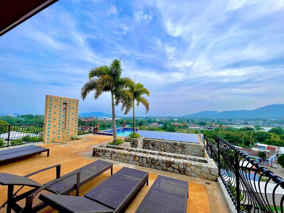 Seaview 3-Bedroom Apartment with Rooftop Pool — Chalong 9