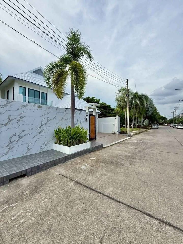 3-Bedroom Villa for Rent in Chalong, Phuket — exterior view