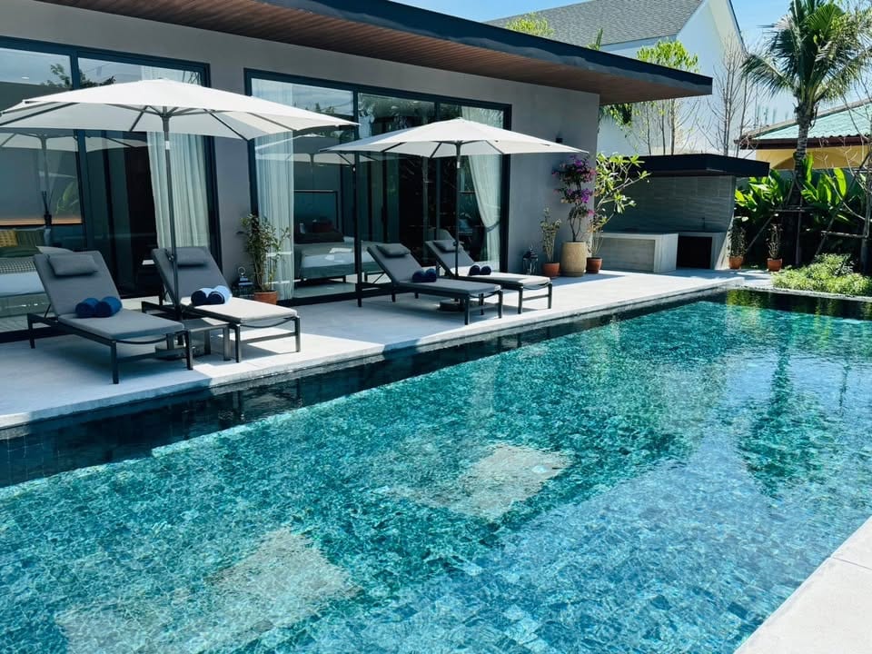 Luxury Pool Villa with Sunken Lounge — Chalong