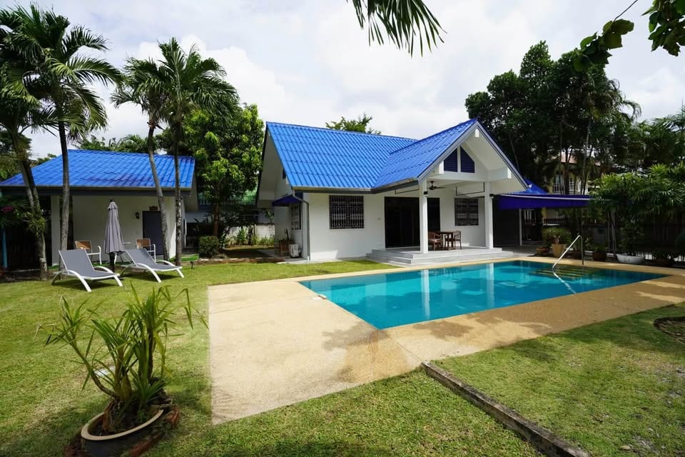 Four-Bedroom Pool Villa with Large Garden — Chalong