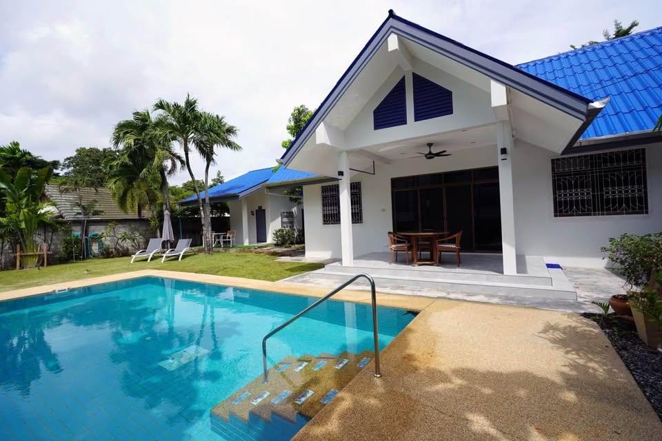 Four-Bedroom Pool Villa with Large Garden — Chalong 4