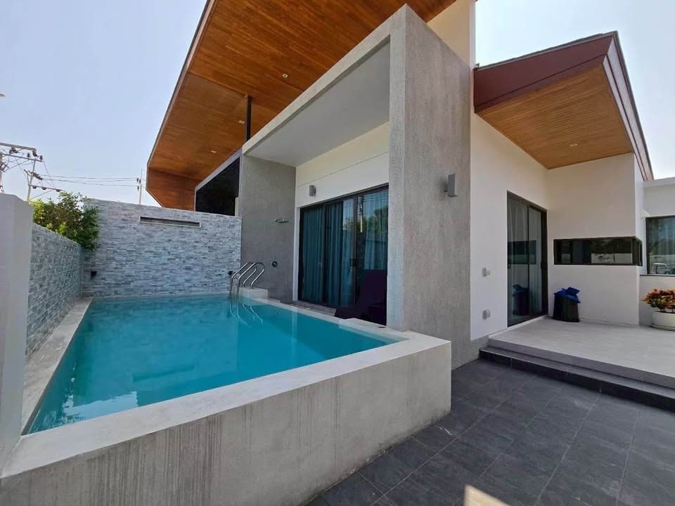 Pet-Friendly Pool Villa — Chalong
