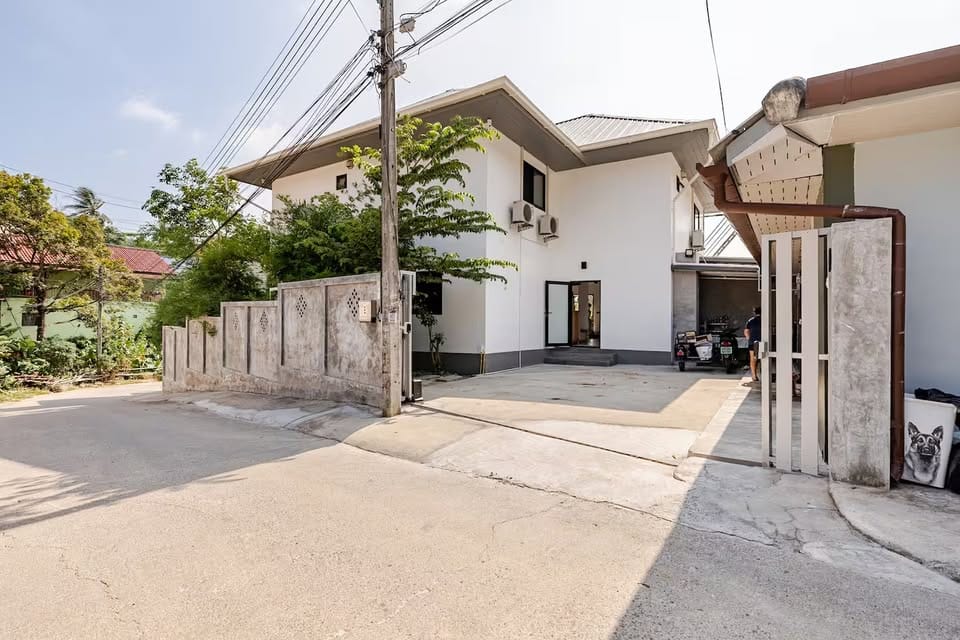 Four-Bedroom Hillside House with Sea View — Kata