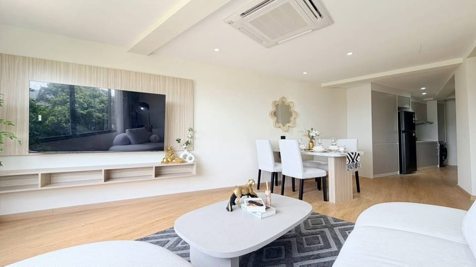 Renovated 2-Bedroom Apartment on the Golf Course — Kathu 12