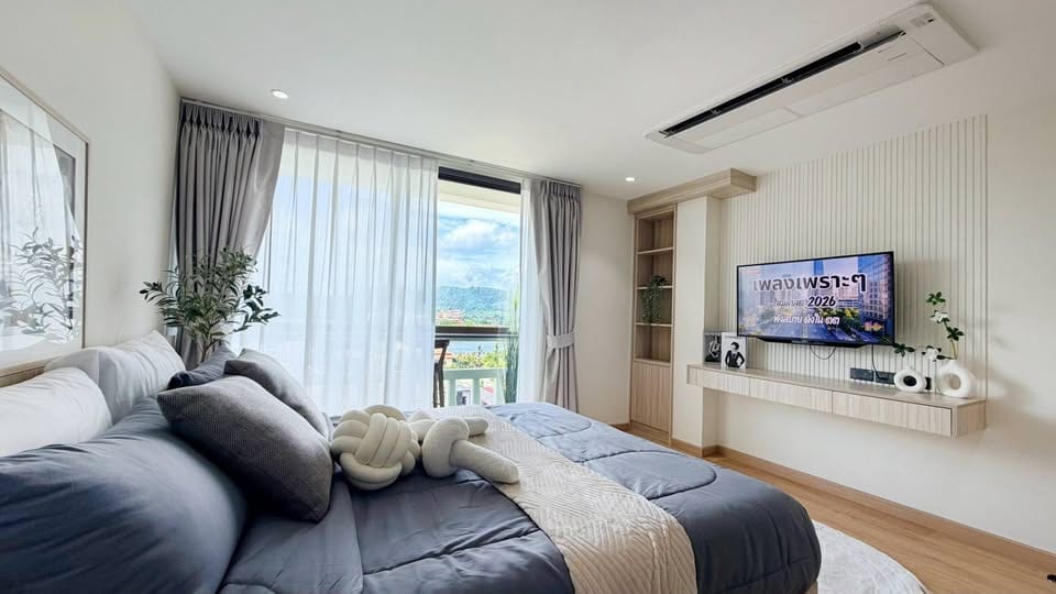 Renovated 2-Bedroom Apartment on the Golf Course — Kathu 9