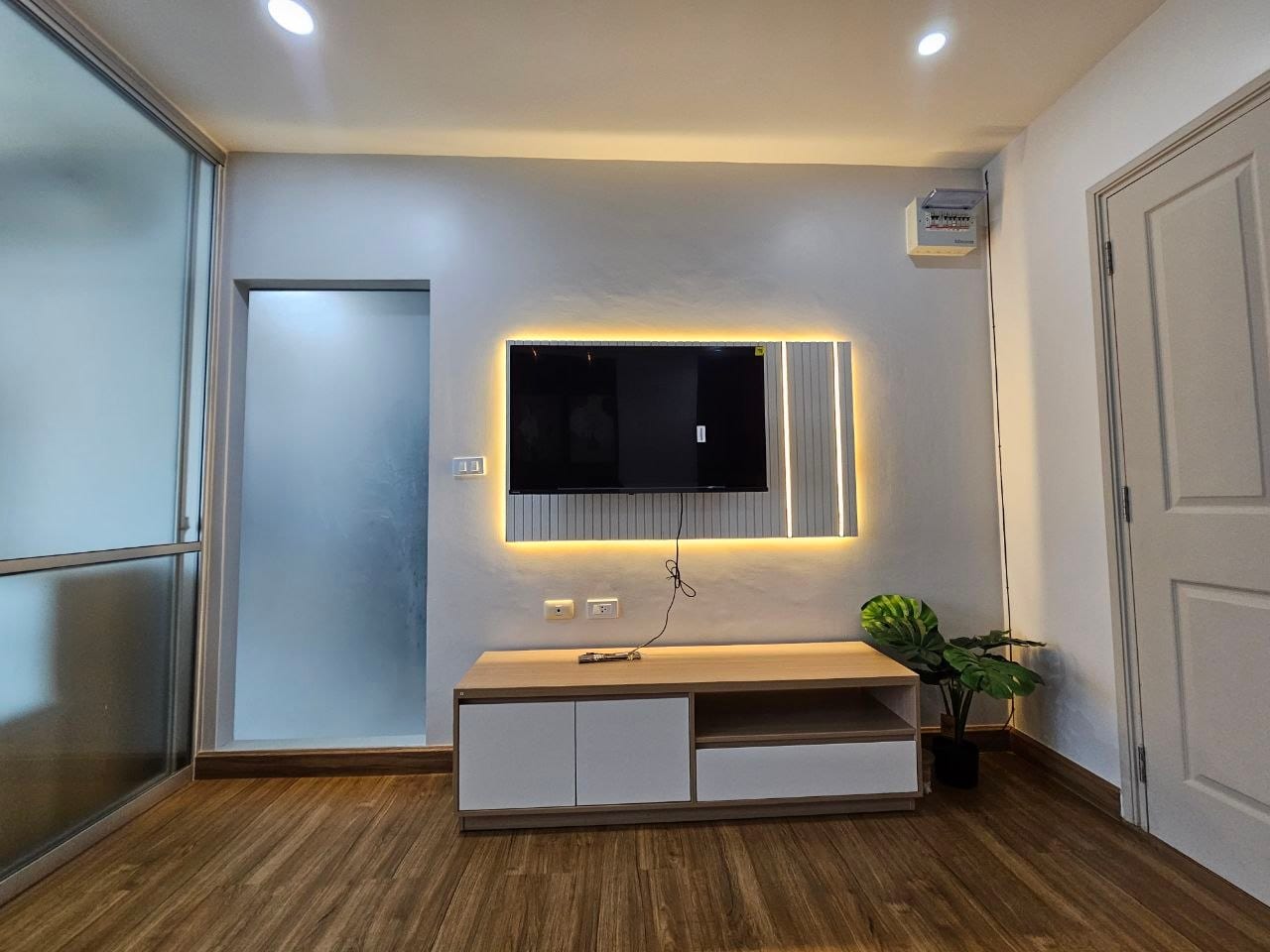 1-Bedroom Condominium for Sale in Kathu, Phuket — interior view