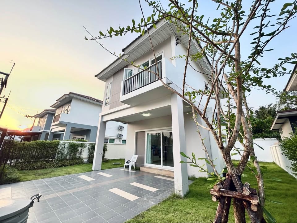 New Modern House with Large Lawn — Supalai Bella, Koh Kaew