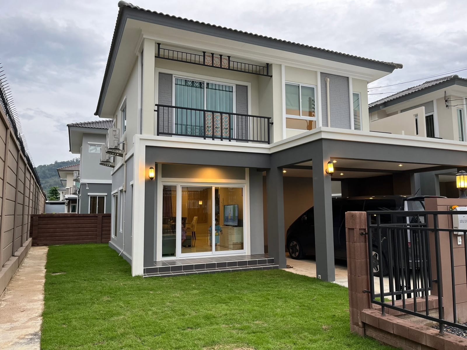 Corner House with Clubhouse Pool — Passorn, Koh Kaew