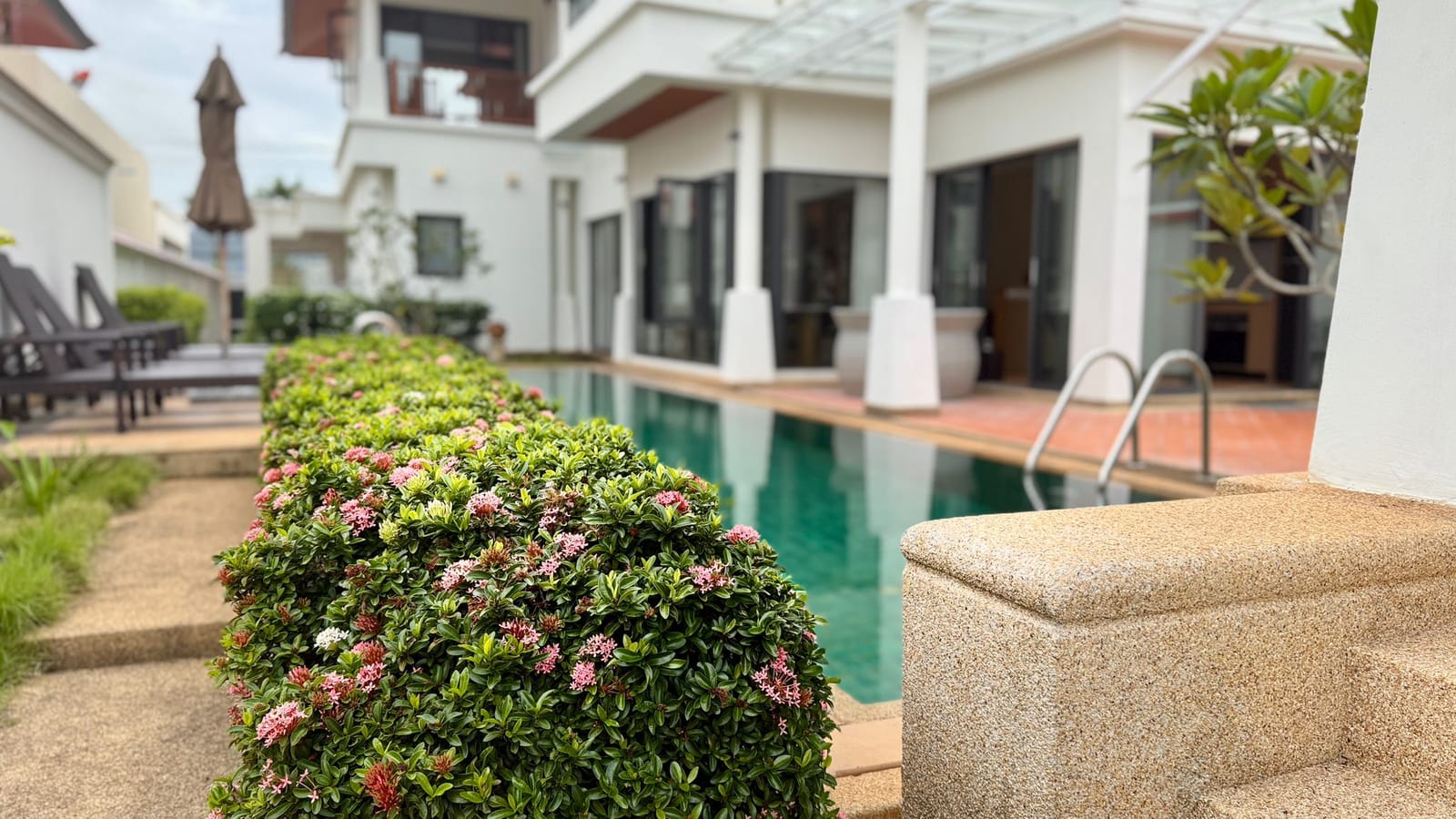 Luxury Lakeside 4-Bedroom Pool Villa in Laguna Area 5