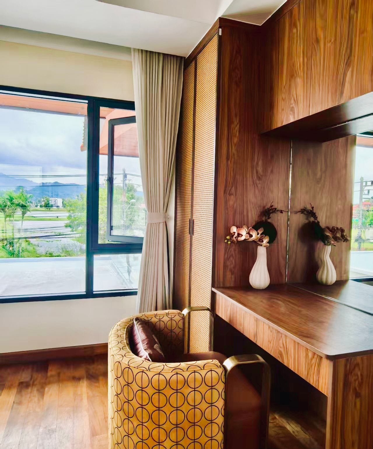 Luxury Lakeside 4-Bedroom Pool Villa in Laguna Area 8