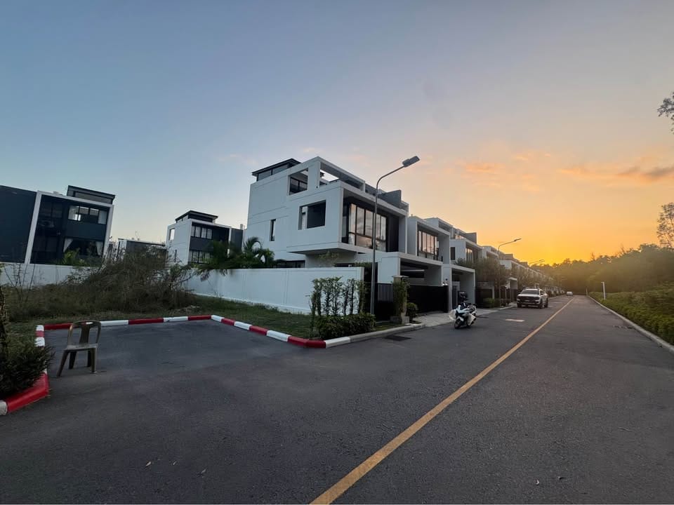 Luxury 3-Bedroom Pool Villa for Sale in Laguna 8