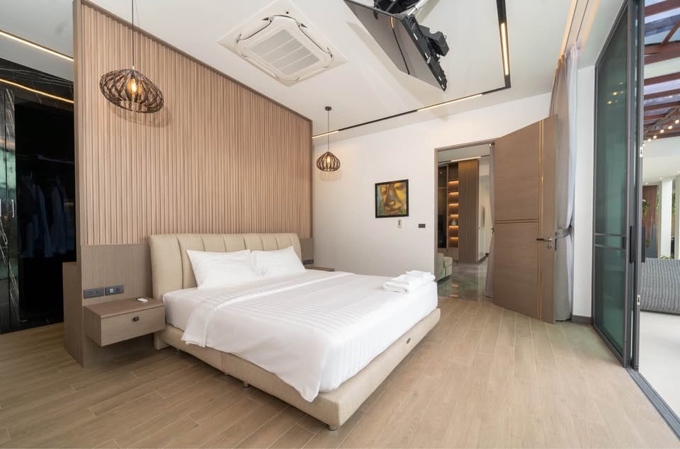Modern 3+1 Bedroom Pool Villa near Laguna 10