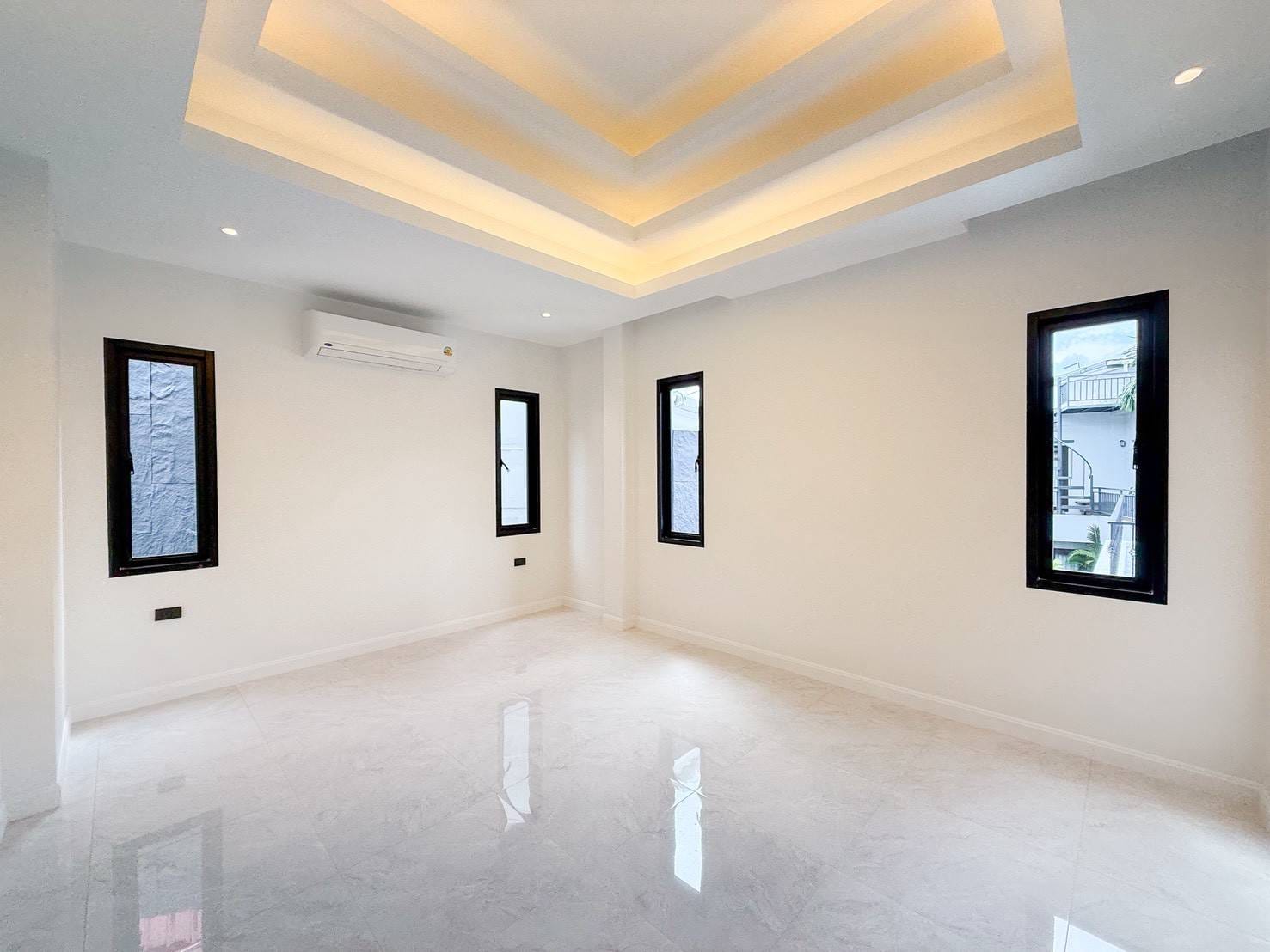 New Luxury Pool Villa, Songkhun Village — Chalong 33