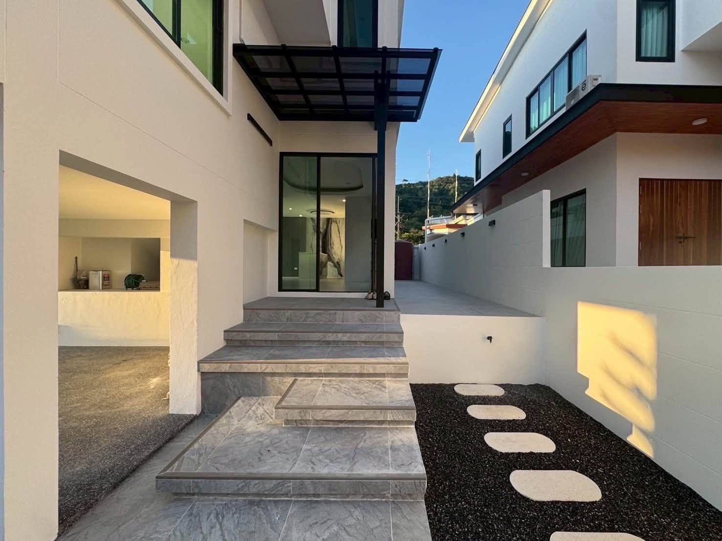 Modern Pool Villa in a Quiet Corner of Patong 6