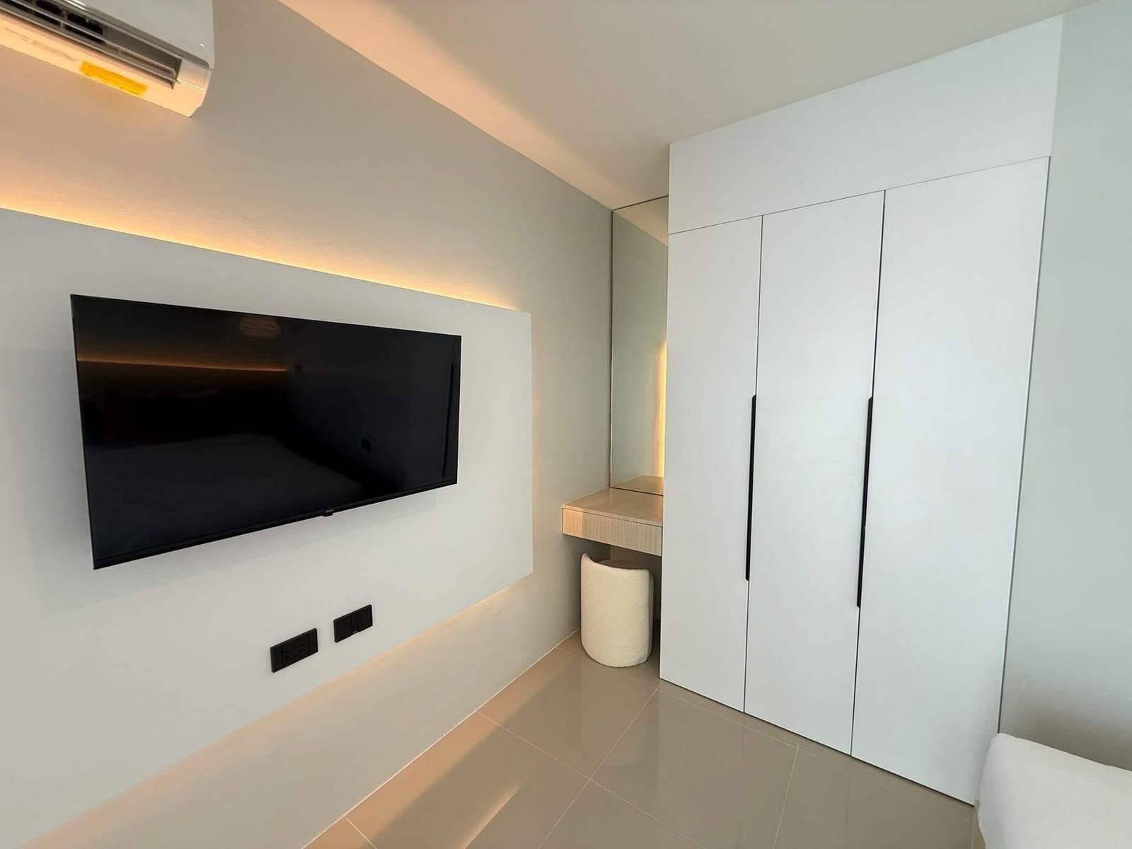 Corner Apartment with Town and Mountain View — Phuket Town 6