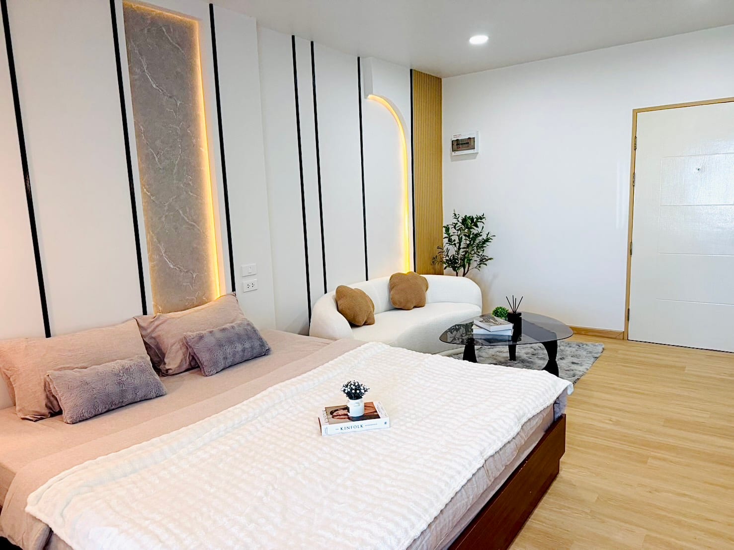 1-Bedroom Condominium for Sale in Phuket Town — interior view