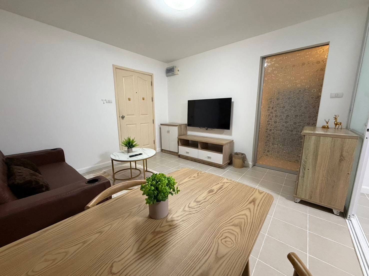 1-Bedroom Condo for Rent in Phuket Town — interior view