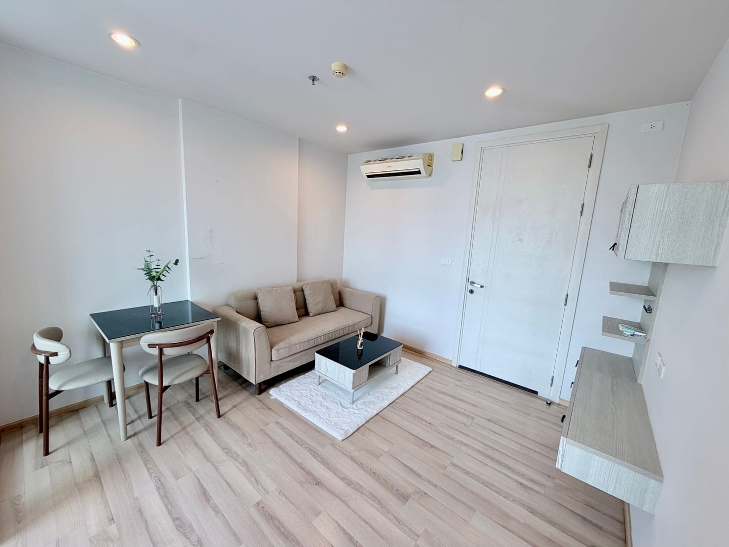 1-Bedroom Condominium for Sale in Phuket Town — interior view