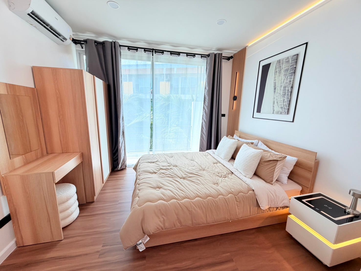 1-Bedroom Condominium for Sale in Phuket Town — interior view