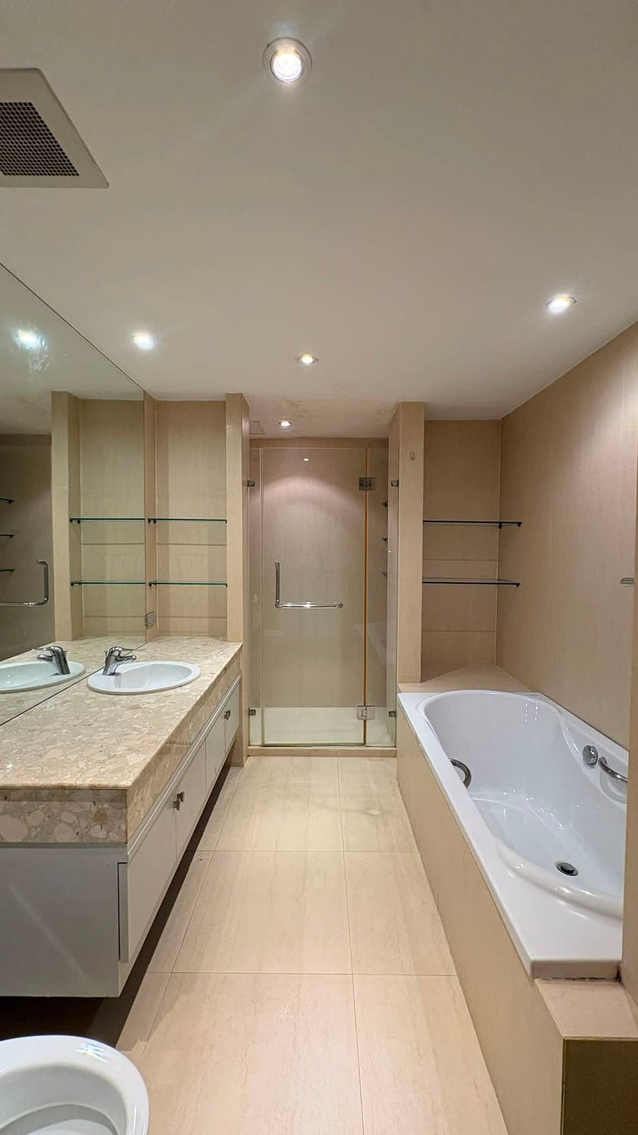 1-Bedroom Condominium for Rent in Phuket Town — interior view