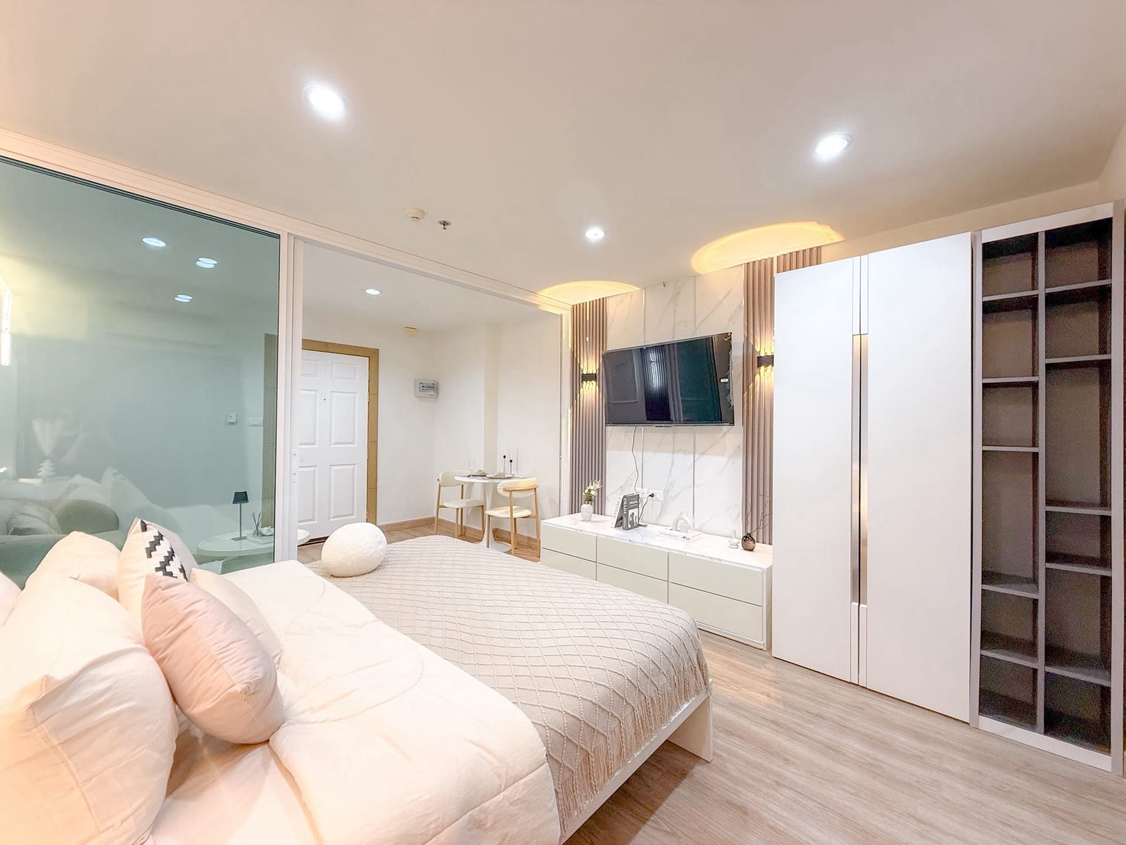 1-Bedroom Condominium for Sale in Phuket Town — interior view