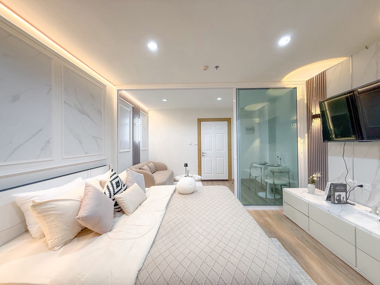 1-Bedroom Condominium for Sale in Phuket Town — interior view