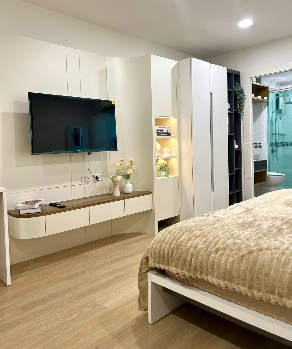 1-Bedroom Condominium for Sale in Phuket Town — interior view