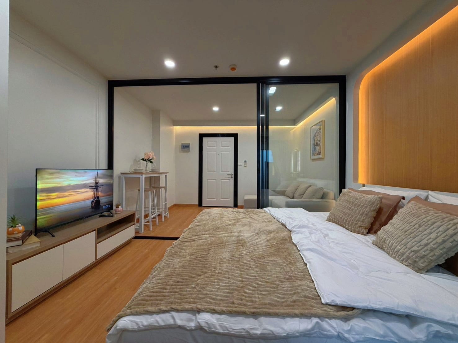 1-Bedroom Condominium for Sale in Phuket Town — interior view