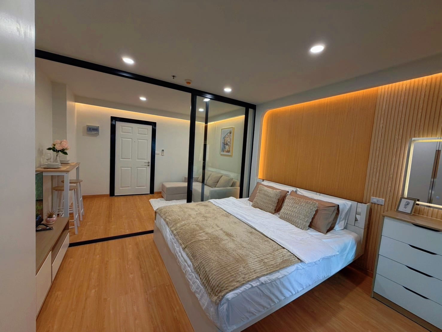1-Bedroom Condominium for Sale in Phuket Town — interior view