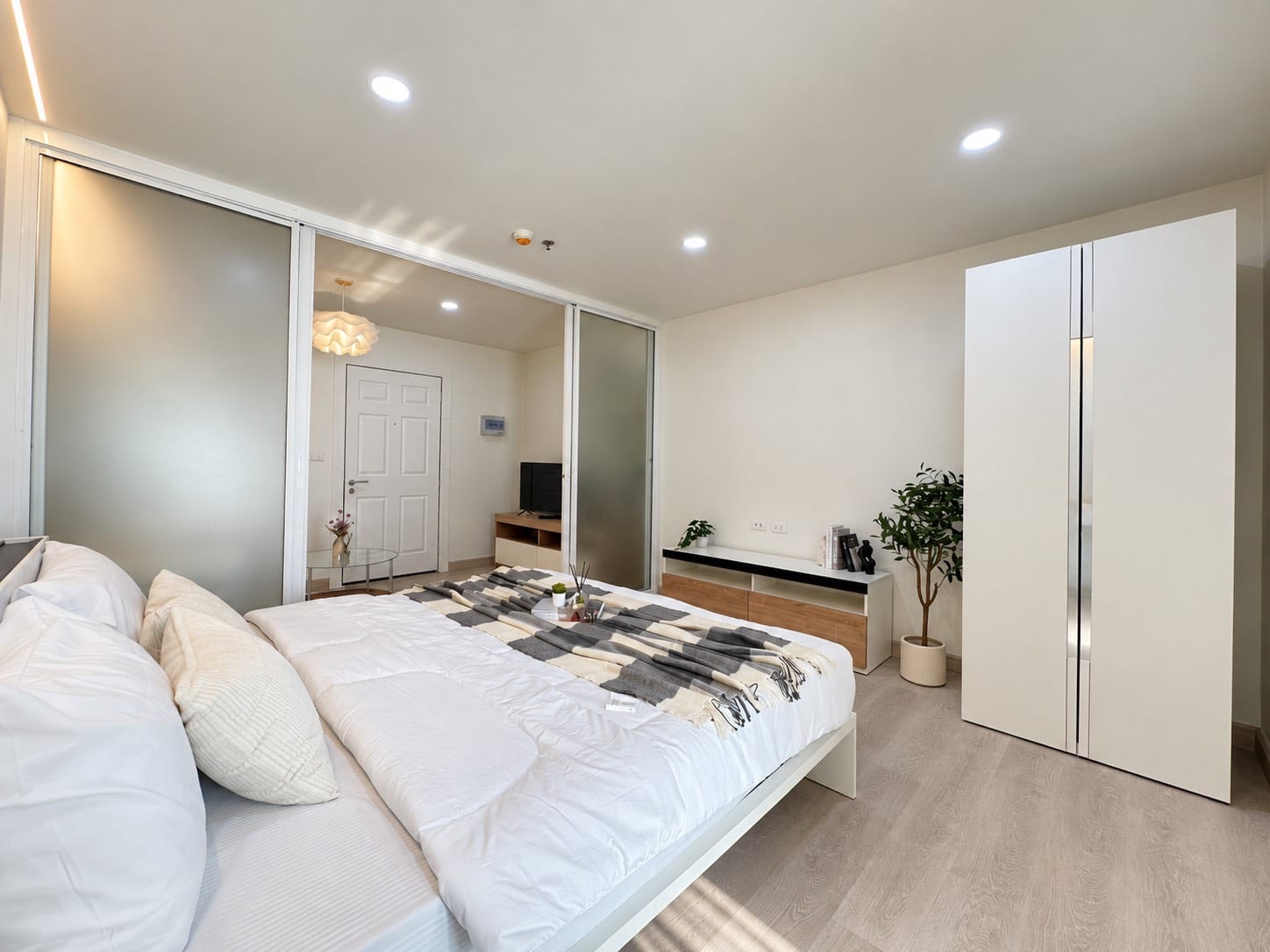 1-Bedroom Condominium for Sale in Phuket Town — interior view