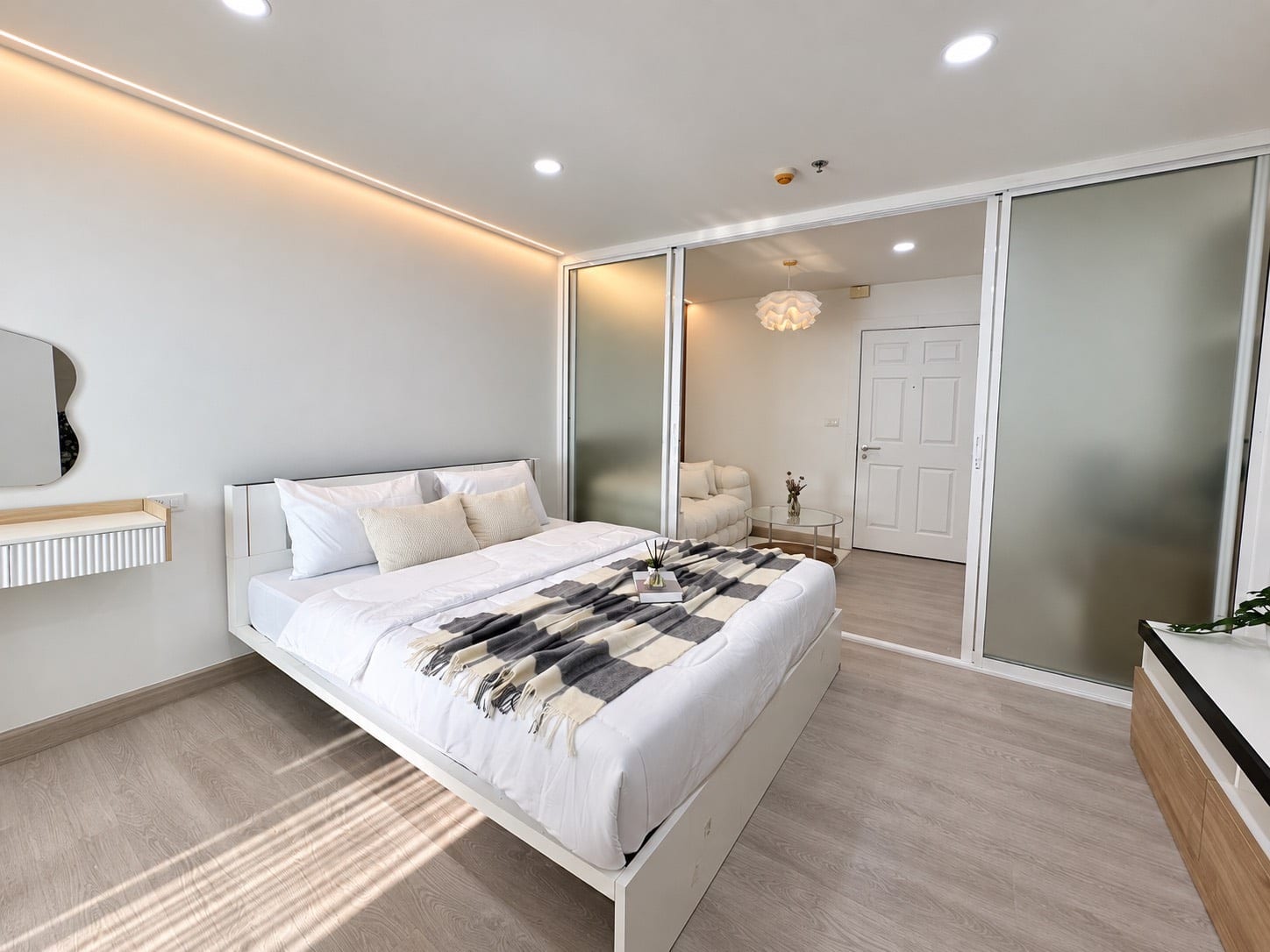 1-Bedroom Condominium for Sale in Phuket Town — interior view