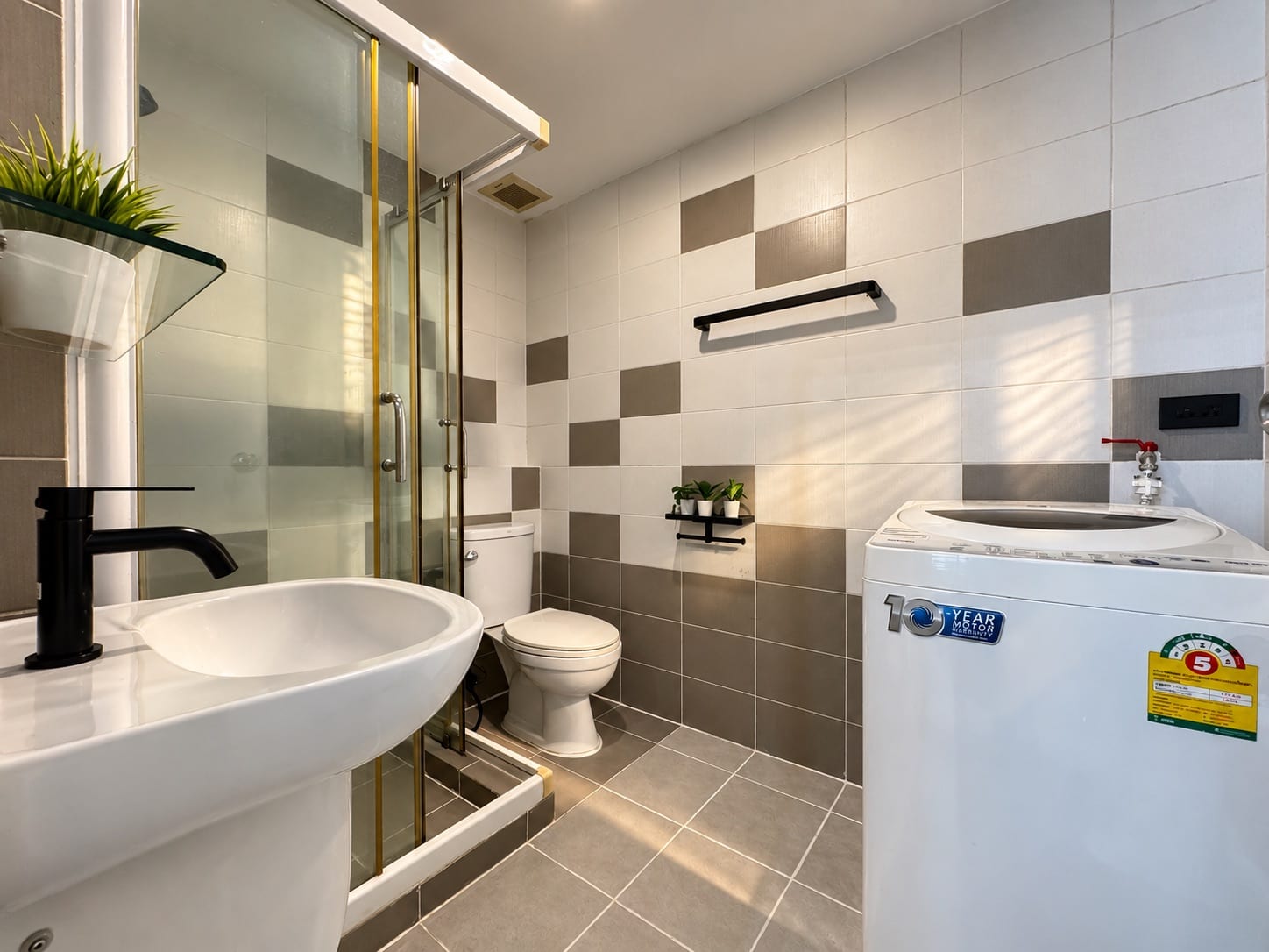 1-Bedroom Condominium for Sale in Phuket Town — interior view