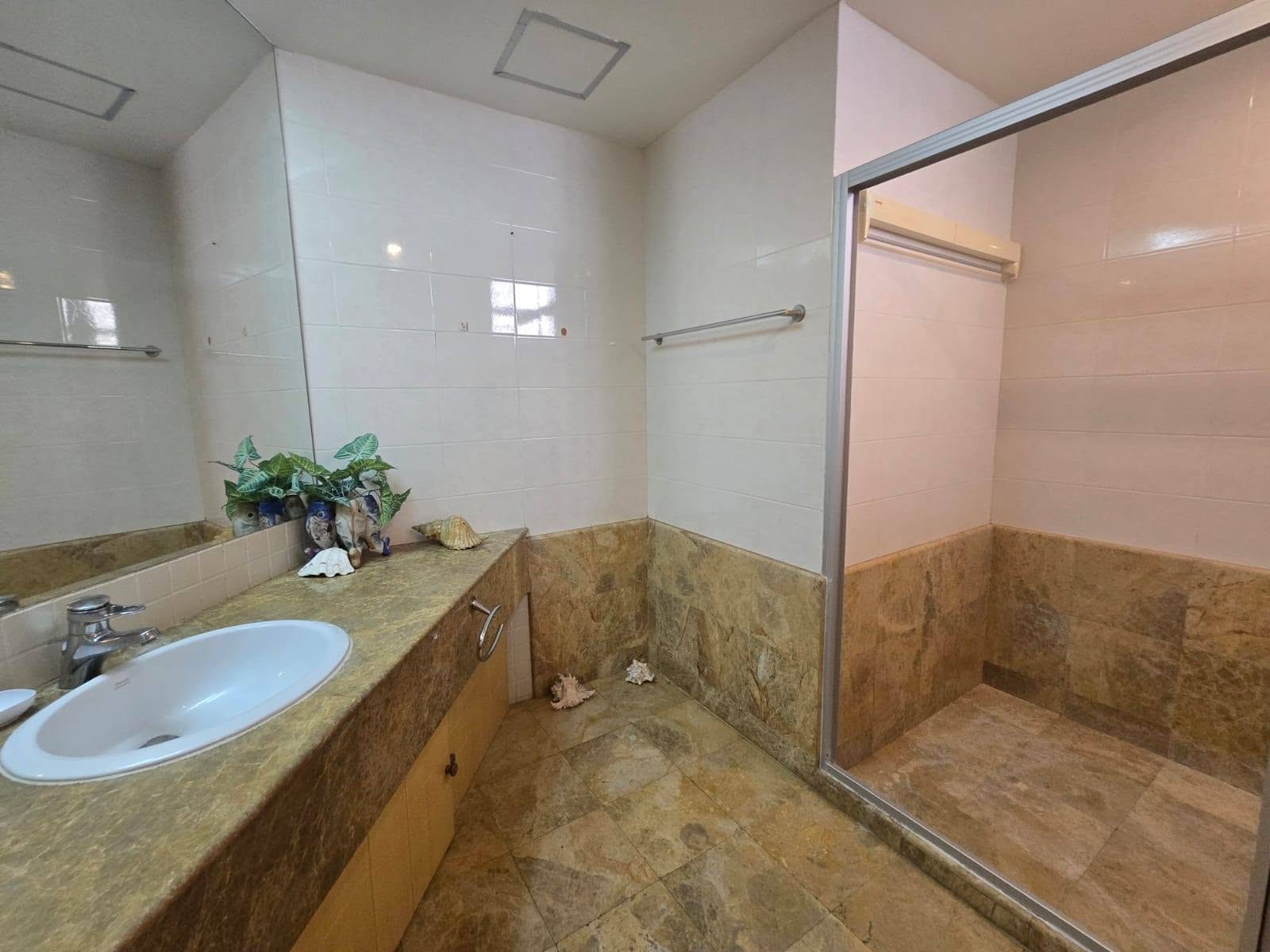 1-Bedroom Condominium for Rent in Rawai, Phuket — interior view