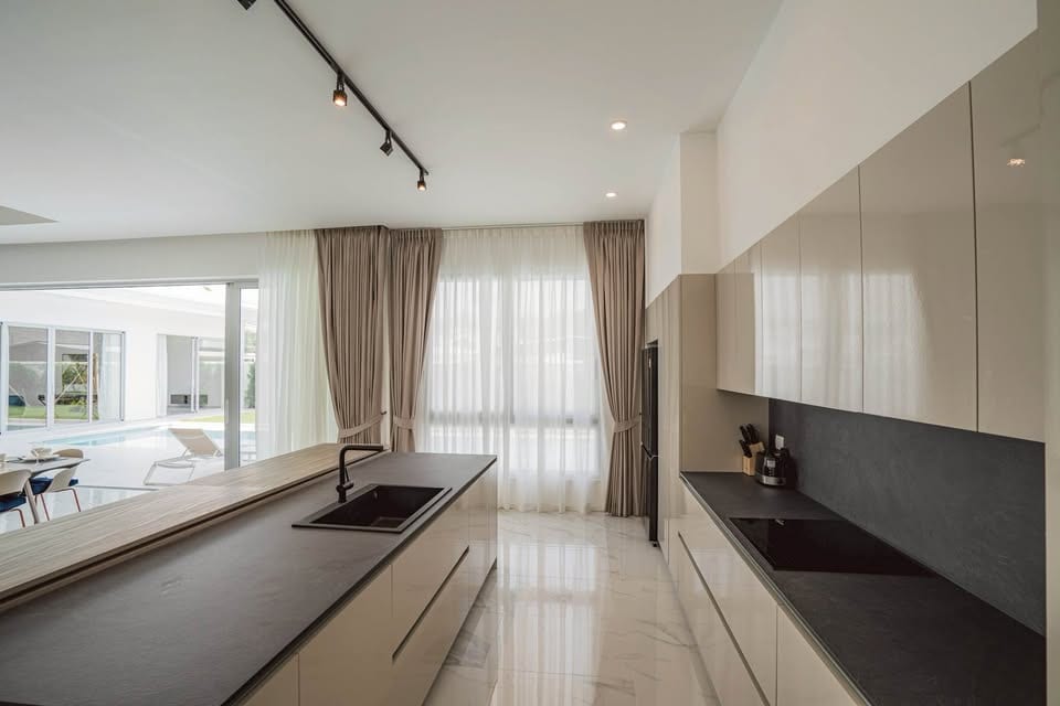 5-Bedroom Villa for Rent in Rawai, Phuket — interior view