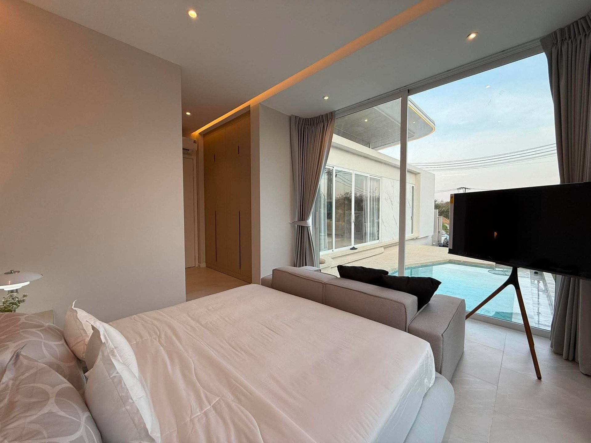 New Modern Pool Villa — Saiyuan, Rawai