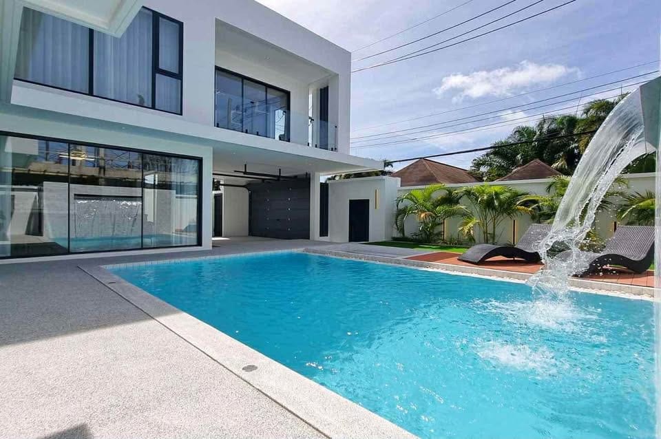 New Four-Bedroom Pool Villa — Nai Harn, Rawai