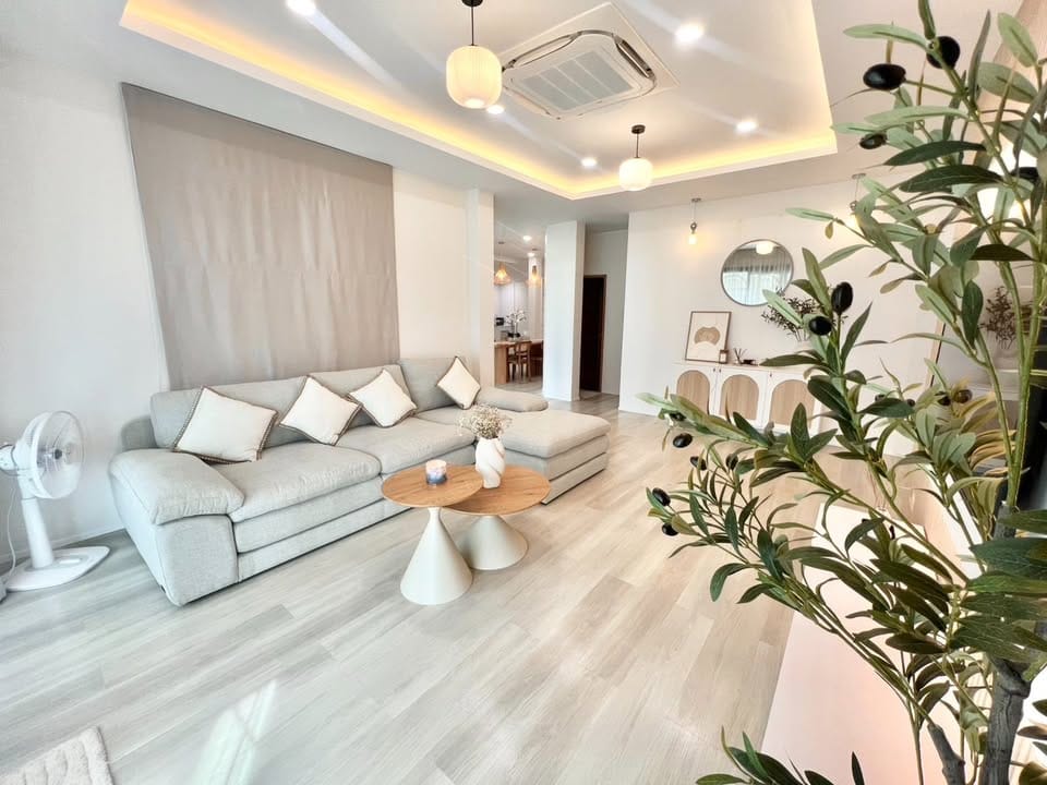 Stylish 3-Bedroom House with Office and Bathtub in Thalang 4