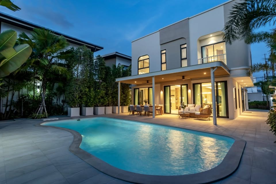 Modern Pool Villa in a Gated Community — Thalang